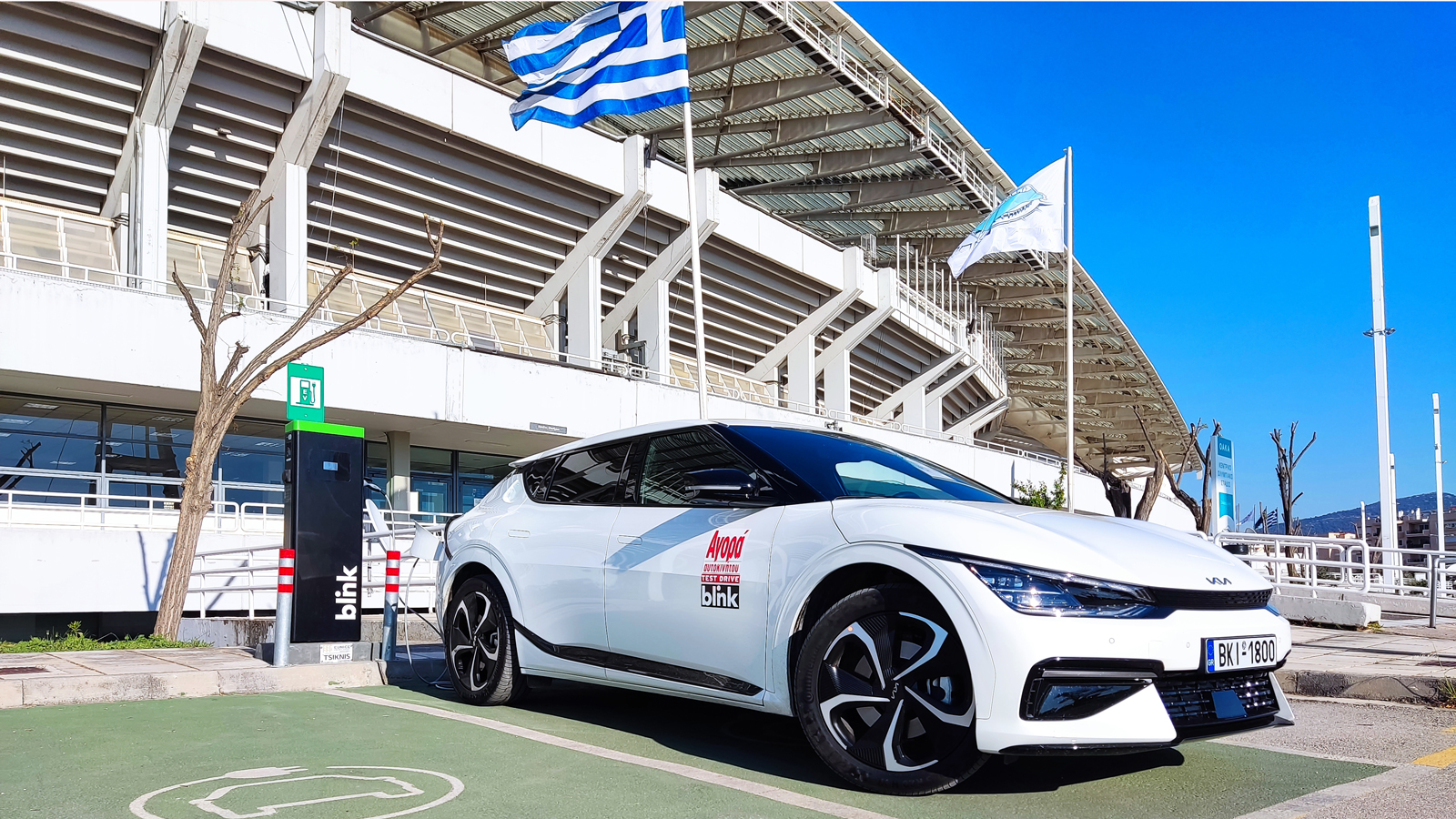 To Kia EV6 μπορεί να φορτίσει σε supercharger 350 kW και μέσα σε 18 λεπτά να φτάσει η μπαταρία από το 10 στο 80% ή σε 4,5 λεπτά να πάρει αυτονομία 100 χλμ